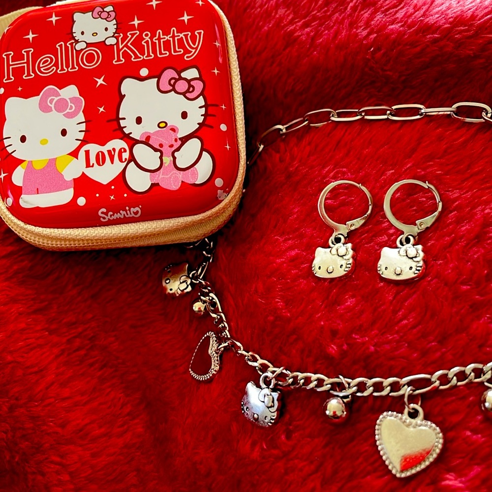 Beautiful HELLO KITTY necklace and earrings set!